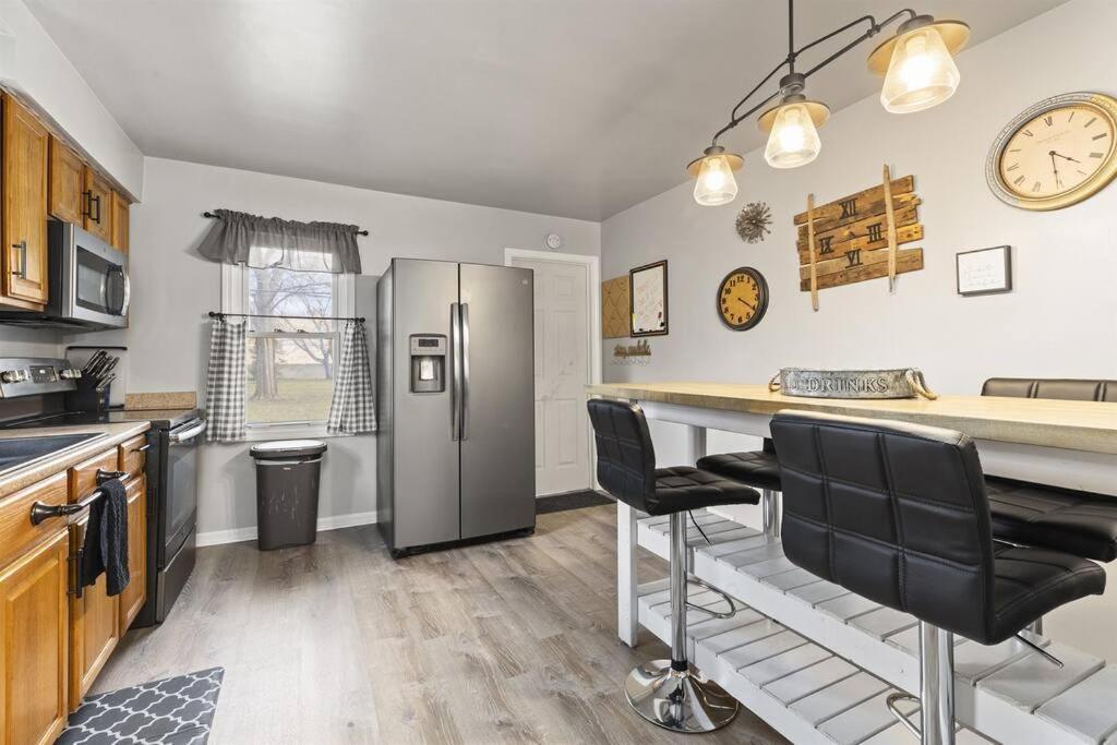 Great Location! Cozy Home With Huge Backyard Уорън Екстериор снимка
